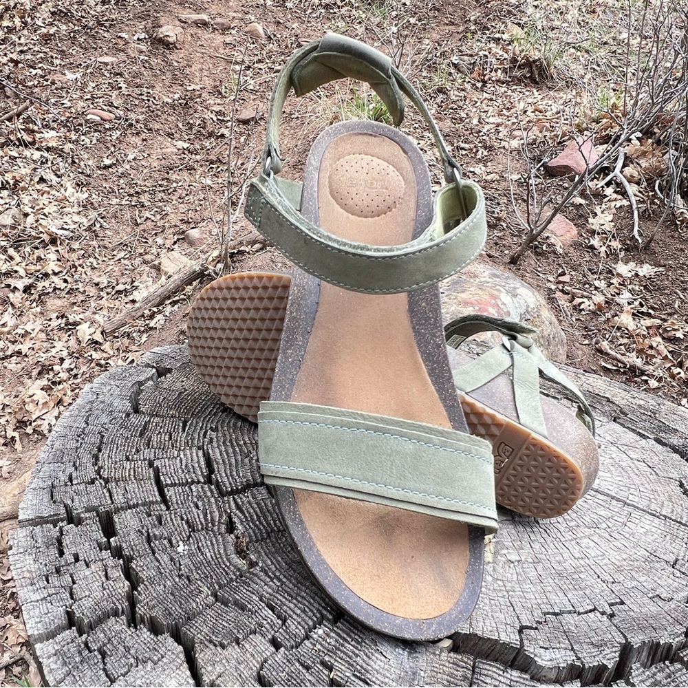 TEVA - WOMENS YSIDRO STITCH WEDGE SANDALS SIZE 9.5 OLIVE GREEN